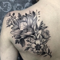 Wunderschöne Blumen Tattoo auf weiblichen Schulterblatt im Gravur Stil
