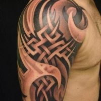 bellissima idea di nodo tribale tatuaggio per uomo