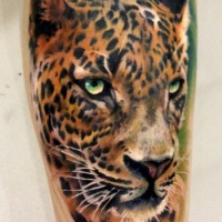 Tatuaje  de cabeza de jaguar atento