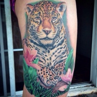 Tatuaje  de jaguar elegante hermoso en la hierba