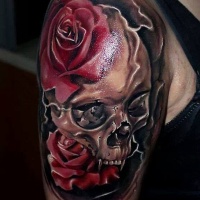 Wunderbares lebensechtes im realistischen Stil farbiges Schulter Tattoo des menschlichen Schädels mit Rosenblüten