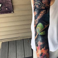 Tatuaje en el brazo, astronauta  en el espacio con planetas magníficas