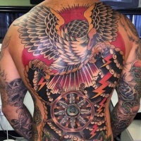 Tatuaje en la espalda,
águila maravillosa con timón y relámpagos