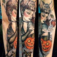 Tatuaje en el brazo, mujer fatal con máscara de murciélago