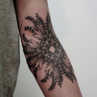 Tatuaje en el antebrazo,
flor extraordinaria de colores negro y blanco