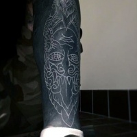 Tatuaje en el brazo, manga negra con hombre de tinta blanca