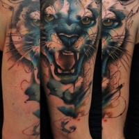 Tatuaje en el brazo, pantera de colores oscuros