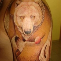 Tatuaje  de oso polar en el brazo
