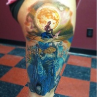 Wunderbares realistisches Tattoo mit Meerjungfrau am Oberschenkel
