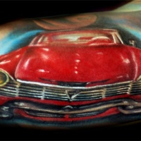 meravigliosa macchina rossa tatuaggio sul braccio