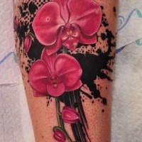 Wunderschöne rote Orchideen Tattoo am Bein