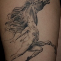 Wunderbare laufende  Frau und Pferd Tattoo am Oberschenkel