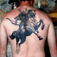 splendido samurai sopracavallo tatuaggio sulla schiena per uomo