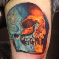 cranio incredibile illuminato di fiamme tatuaggio su braccio