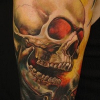 Wunderbarer Schädel mit rotem Licht in Augenhöhlen Tattoo