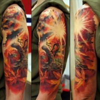 Tatuaje en el brazo, árbol otoñal y la salida del sol