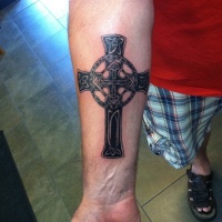 Tatuaje en el antebrazo,
cruz celta increíble, tinta negra