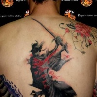 Tatuaje  de samurái japonés en la espalda