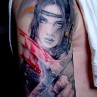 Wunderschöne junge Frau Krieger mit blutigem Schwert Tattoo