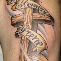 Tatuaje  de cruz de madera y cinta con inscripción