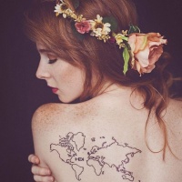 Tatuaje en la espalda, mapa del mundo simple no pintado