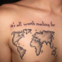 Tatuaje en el pecho, 
mapa del mundo simple con inscripción