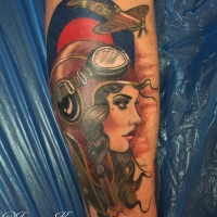 WW2 tatuagem colorida temática pintada por Jenna Kerr de mulher piloto com avião de combate