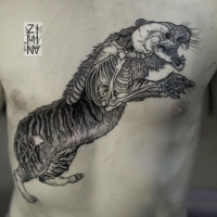 Rayos X como el tatuaje del cofre de tinta negra del tigre malvado con el esqueleto humano