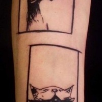 Tatuaggio curioso sul braccio i gatti by Karl Marc