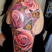 Tatuaje en el brazo, bandada de mariposas hermosas entre rosas suaves