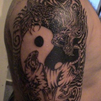 Tatuaggio grande sul deltoide il disegno nero in stile Yin-Yang
