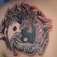 Tatuaje en el hombro, yin yang, dragón y tigre en una batalla