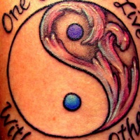 Tatuaje en el brazo, yin yang y inscripción