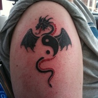 Tatuaggio il disegno nero in forma di dragone in stile Yin-Yang