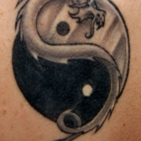 Tatuaje en la espalda, yin yang y un dragón en la mitad