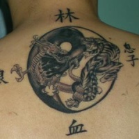 Tatuaggio sulla schiena  il dragone  nero in stile Yin-Yang