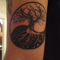 Tatuaggio sul braccio gli alberi in stile Yin-Yang