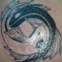Tatuaje en el hombro, yin yang koi