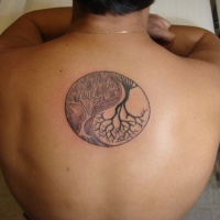 Tatuaggio sulla schiena gli alberi in stile Yin-Yang