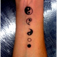 Tatuaggio sul braccio i disegni piccoli in stile Yin-Yang