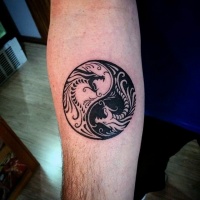 Yin-Yang Symbol schwarzes Unterarm Tattoo mit Fantasiedrachen