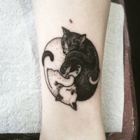 Yin Yang símbolo em forma de meninas como tatuagem de braço de gatos dormindo