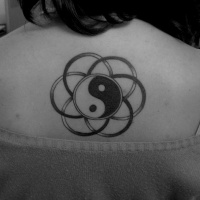 Tatuaje en la espalda, yin yang y círculos