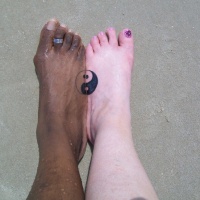 Tatuaggio sui piedi i disegni neri in stile Yin-Yang