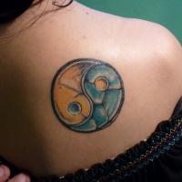 Tatuaggio colorato il disegno in stile Yin-Yang