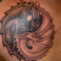 Tatuaje en el hombro, dragones forman yin yang