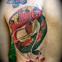 Tatuaggio colorato sulla schiena  le carpe koi in stile Yin-Yang