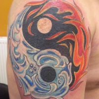 Tatuaje en el brazo, yin yang de agua y fuego