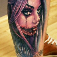 Tatuaje en la pierna,
chica santa muerte con la boca en sangre
