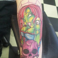 ragazza zombi con cranio tatuaggio